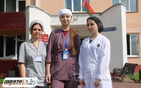 В Молодечненской ЦРБ будущие медицинские сестры набираются опыта в студотряде
